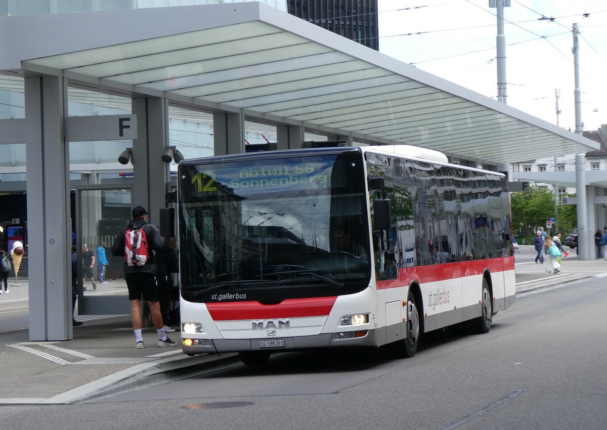 (262'840) - St. Gallerbus, St. Gallen - Nr. 261/SG 198'261 - MAN am 24. Mai 2024 beim Bahnhof St. Gallen