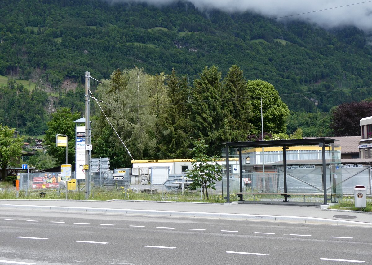 (263'287) - PostAuto-Haltestelle am 1. Juni 2024 in Interlaken, Geissgasse