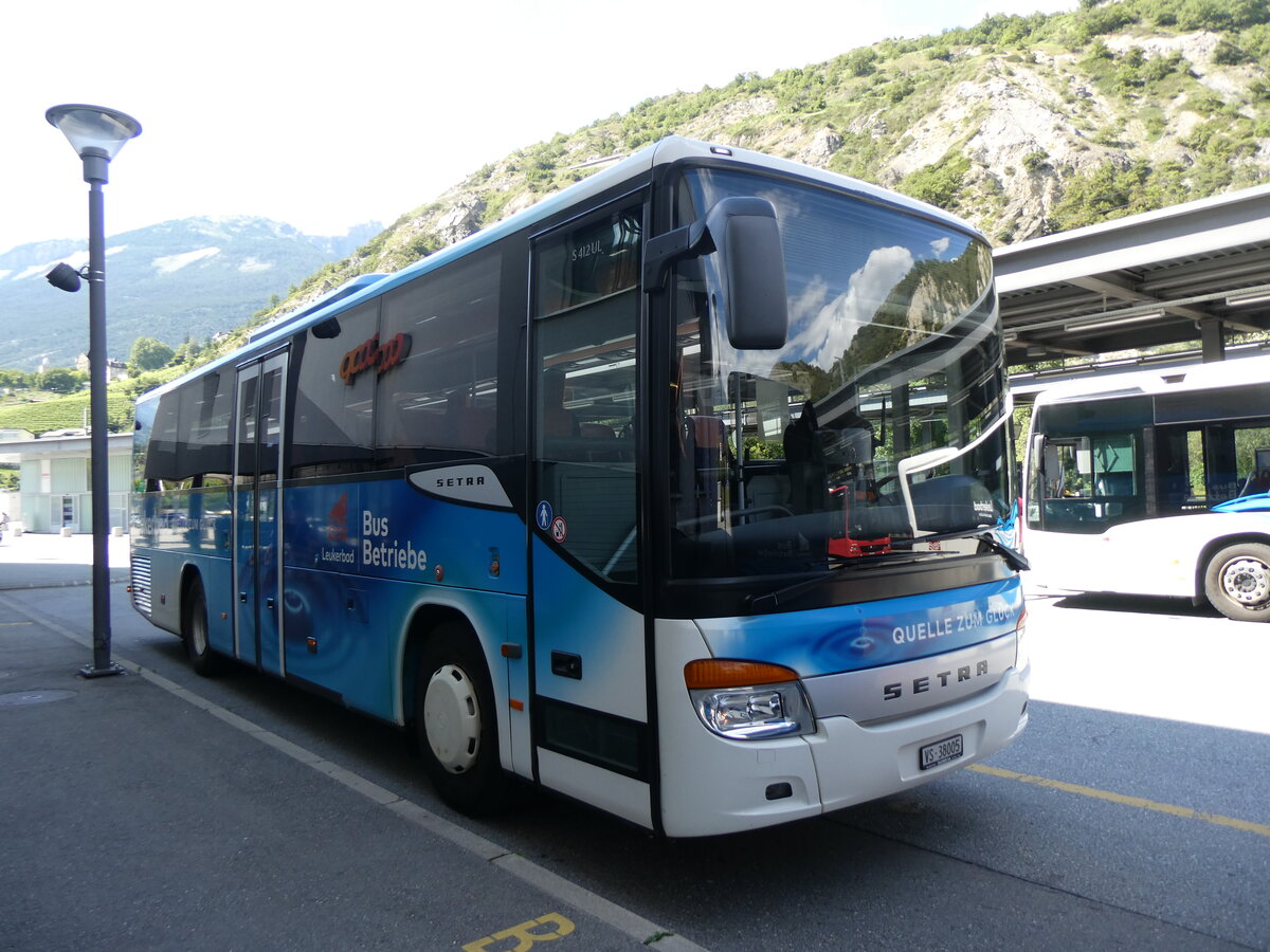 (264'017) - LBB Susten - Nr. 5/VS 38'005 - Setra am 24. Juni 2024 beim Bahnhof Leuk