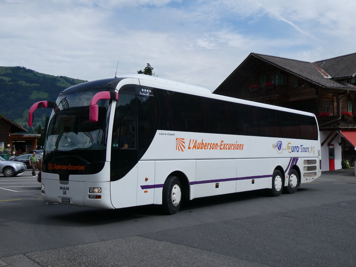 (264'340) - L'Auberson, Yverdon - VD 350'555 - MAN am 6. Juli 2024 beim Bahnhof Gstaad