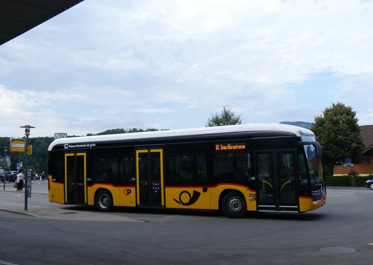 (265'068) - PostAuto Zentralschweiz (Hfliger) - OW 41'564/PID 12'023 - eMercedes am 27. Juli 2024 beim Bahnhof Spiez