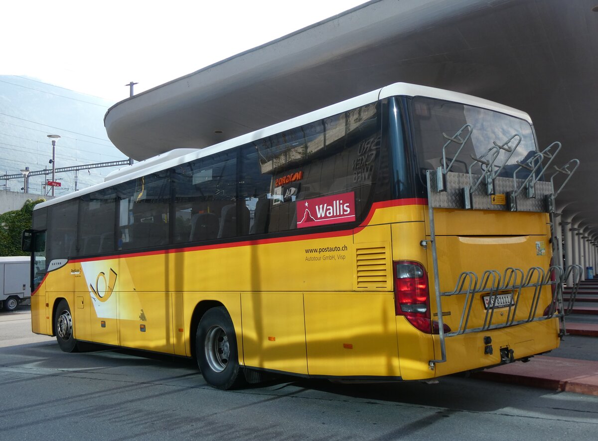 (265'112) - Autotour, Visp - VS 81'111/PID 4502 - Setra am 28. Juli 2024 beim Bahnhof Visp