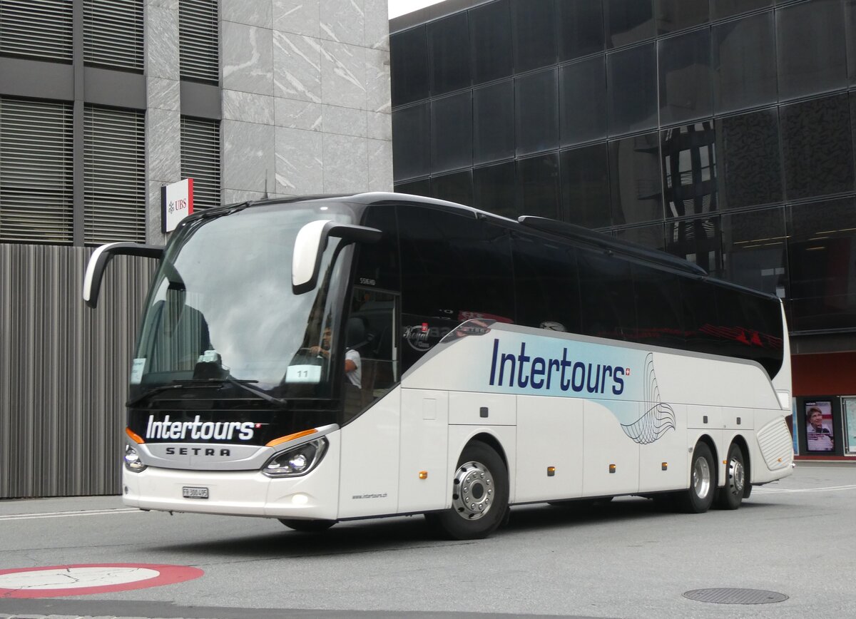 (265'363) - Intertours, Domdidier - FR 300'495 - Setra am 3. August 2024 beim Bahnhof Visp