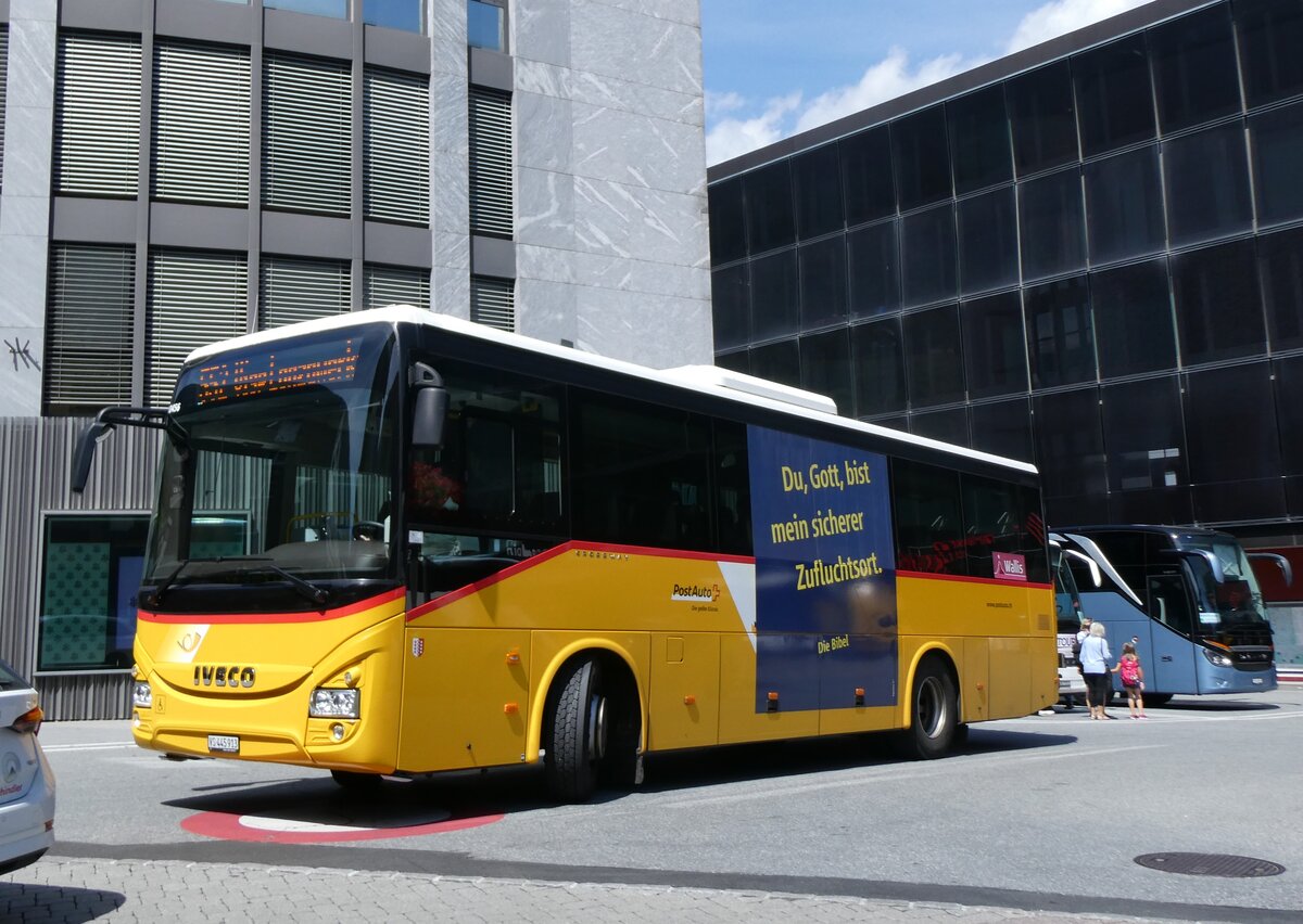 (265'472) - PostAuto Wallis - VS 445'913/PID 10'456 - Iveco am 8. August 2024 beim Bahnhof Visp