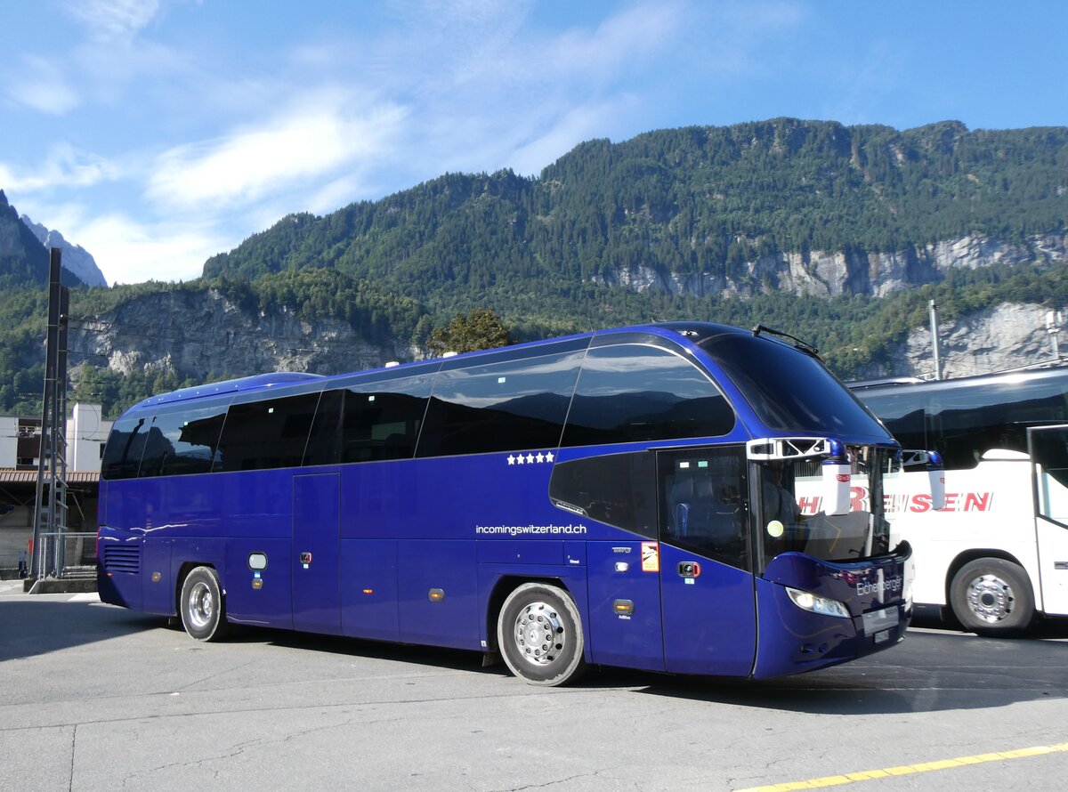 (265'575) - Eichenberger, Ddingen - FR 411'960 - Neoplan am 13. August 2024 beim Bahnhof Meiringen