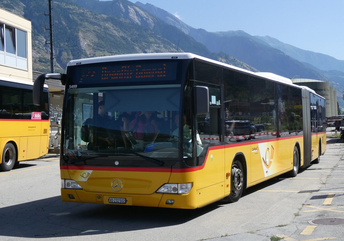 (265'703) - CarPostal Ouest - VD 232'502/PID 5499 - Mercedes am 16. August 2024 beim Bahnhof Gampel-Steg