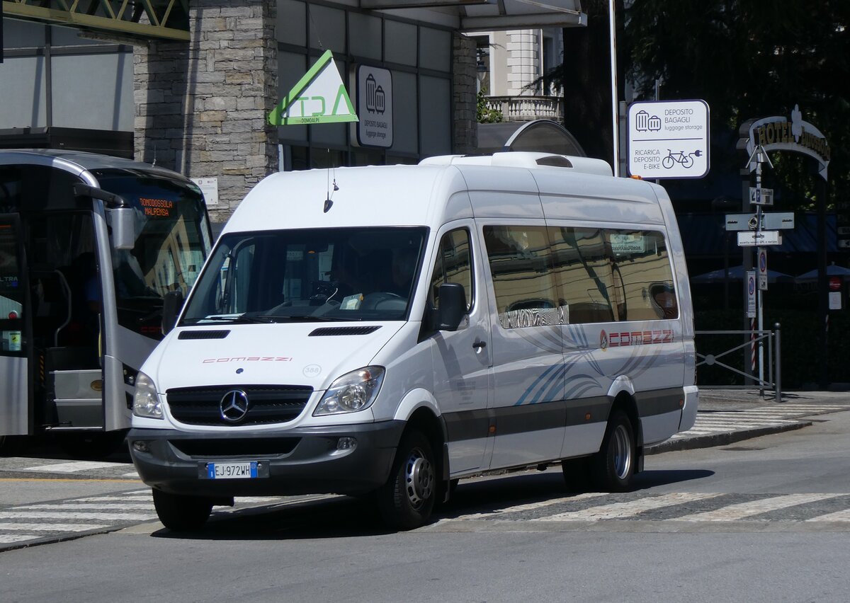 (266'053) - Comazzi, Bergomanero - Nr. 388/EJ-972 WH - Mercedes am 20. August 2024 beim Bahnhof Domodossola