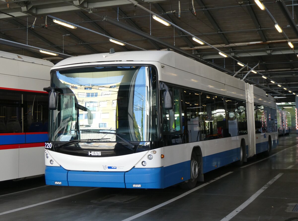 (266'727) - VBL Luzern - Nr. 220 - Hess/Hess Gelenktrolleybus am 7. September 2024 in Luzern, Depot