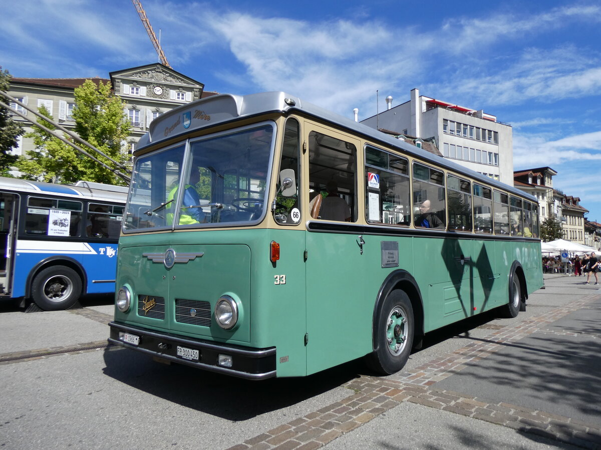 (266'794) - TPF Fribourg - Nr. 33/FR 300'450 - Saurer/Hess (ex Oldtimer Club 33, Tafers Nr. 33; ex GFM Fribourg Nr. 33) am 7. September 2024 in Fribourg, Place Georges Python