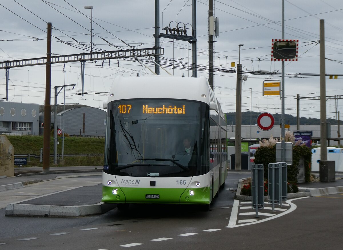 (267'613) - transN, La Chaux-de-Fonds - Nr. 165/NE 209'165 - Hess/Hess Gelenktrolleybus am 1. Oktober 2024 beim Bahnhof Marin-pagnier