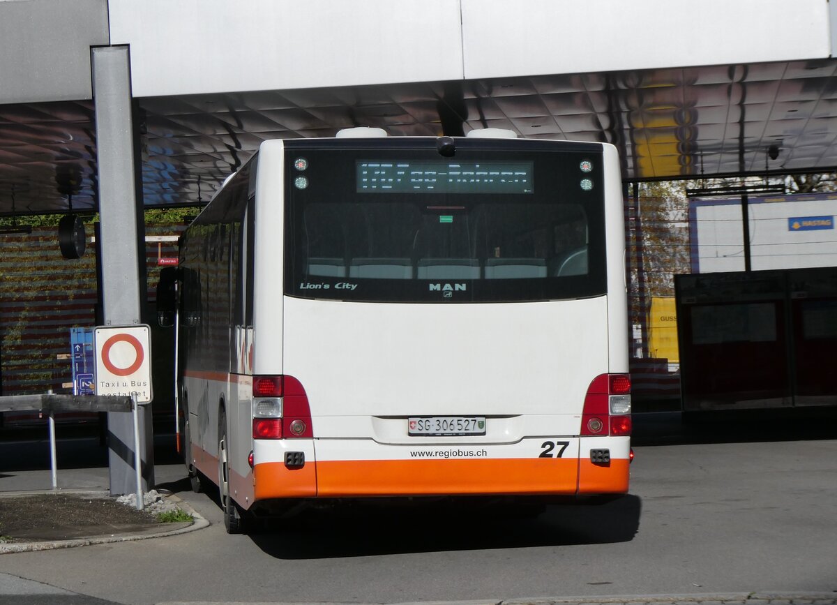 (268'196) - Regiobus, Gossau - Nr. 27/SG 306'527 - MAN am 17. Oktober 2024 beim Bahnhof Herisau