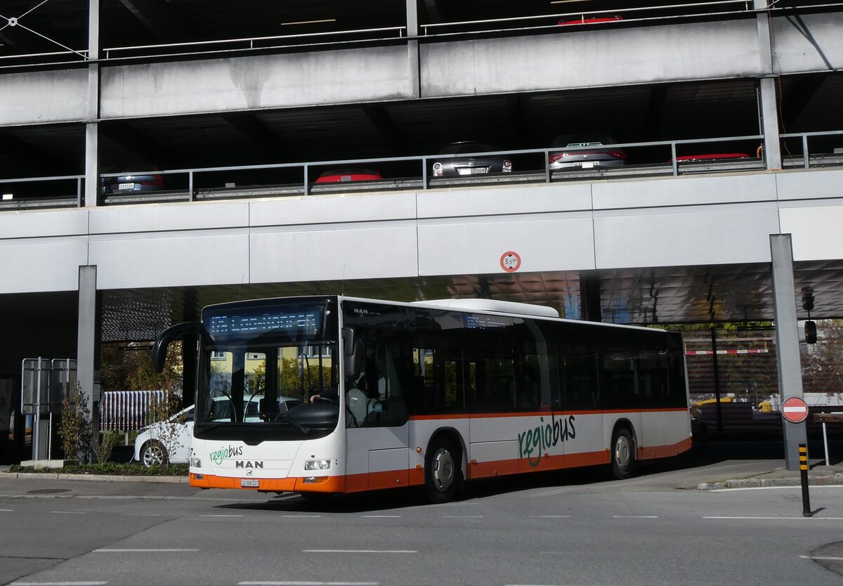 (268'205) - Regiobus, Gossau - Nr. 27/SG 306'527 - MAN am 17. Oktober 2024 beim Bahnhof Herisau