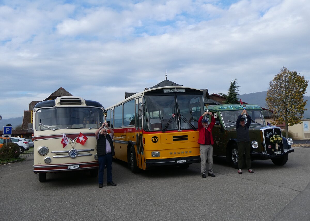 (268'733) - Aus der Schweiz: Ballestraz, Grne - VS 11'615 - Saurer/Saurer (ex Girardet, Yverdon) + Schmid, Thrishaus - BE 26'206 - Saurer/Tscher (ex P 24'244) + Lorenz, Lyssach - BE 2548 U - Saurer/Saurer (ex Geiger, Adelboden Nr. 8; ex P 1997) am 27. Oktober 2024 in Kintzheim, Cigoland