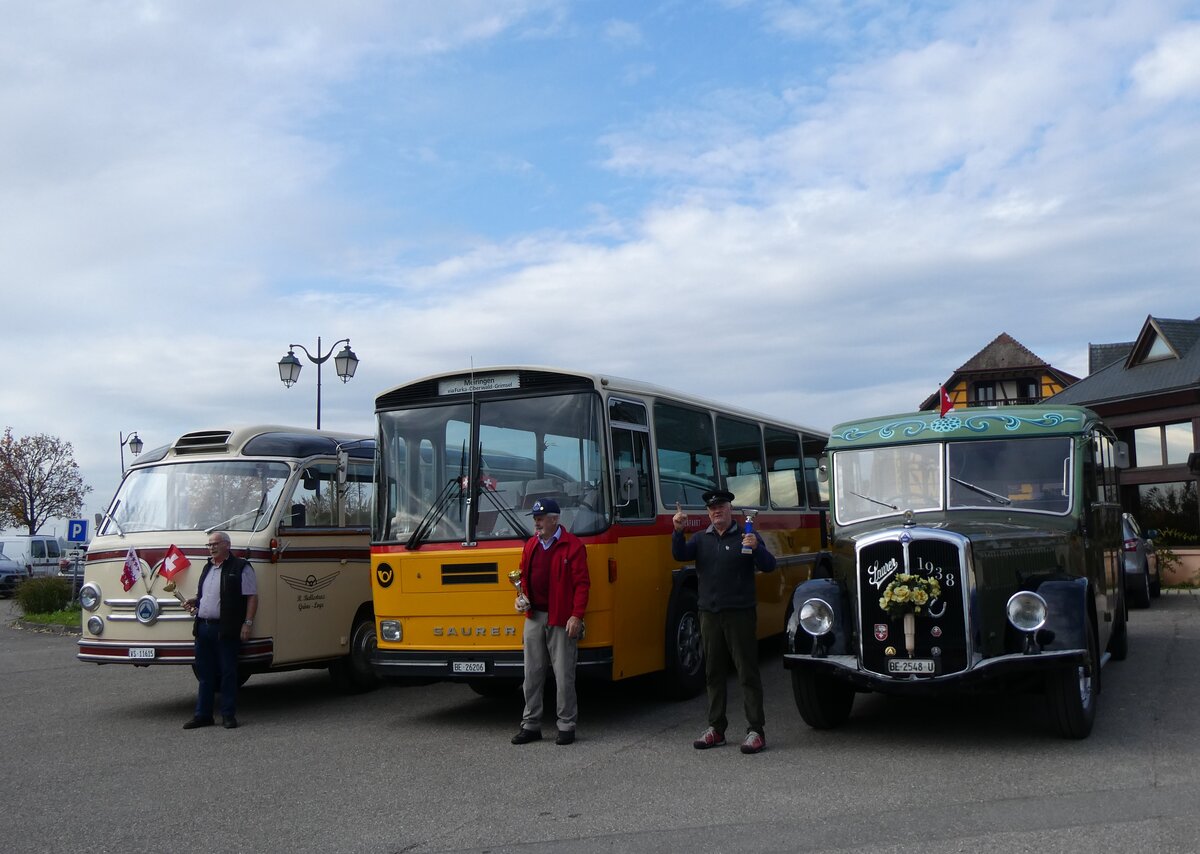 (268'734) - Aus der Schweiz: Ballestraz, Grne - VS 11'615 - Saurer/Saurer (ex Girardet, Yverdon) + Schmid, Thrishaus - BE 26'206 - Saurer/Tscher (ex P 24'244) + Lorenz, Lyssach - BE 2548 U - Saurer/Saurer (ex Geiger, Adelboden Nr. 8; ex P 1997) am 27. Oktober 2024 in Kintzheim, Cigoland