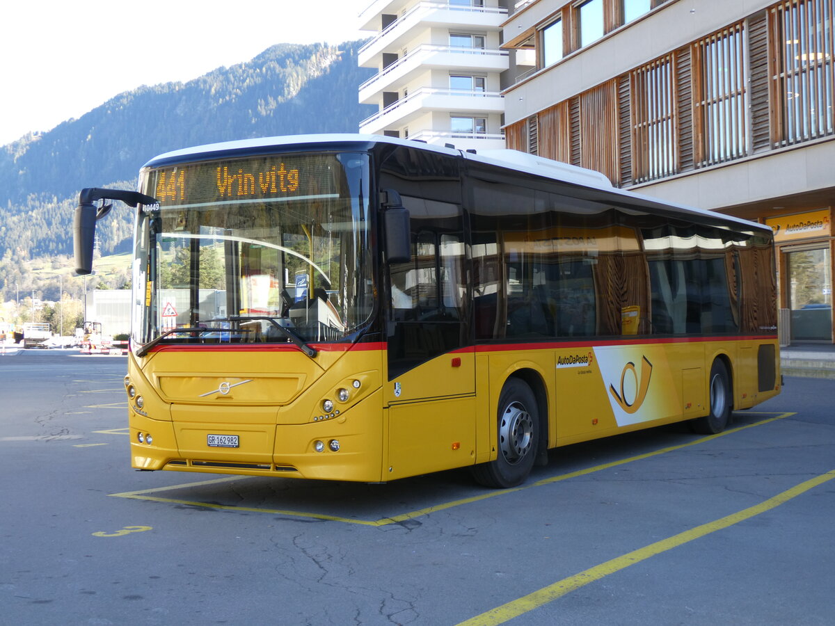 (268'830) - PostAuto Graubnden - GR 162'982/PID 10'449 - Volvo (ex Nr. 4; ex Fontana, Ilanz Nr. 4) am 29. Oktober 2024 beim Bahnhof Ilanz