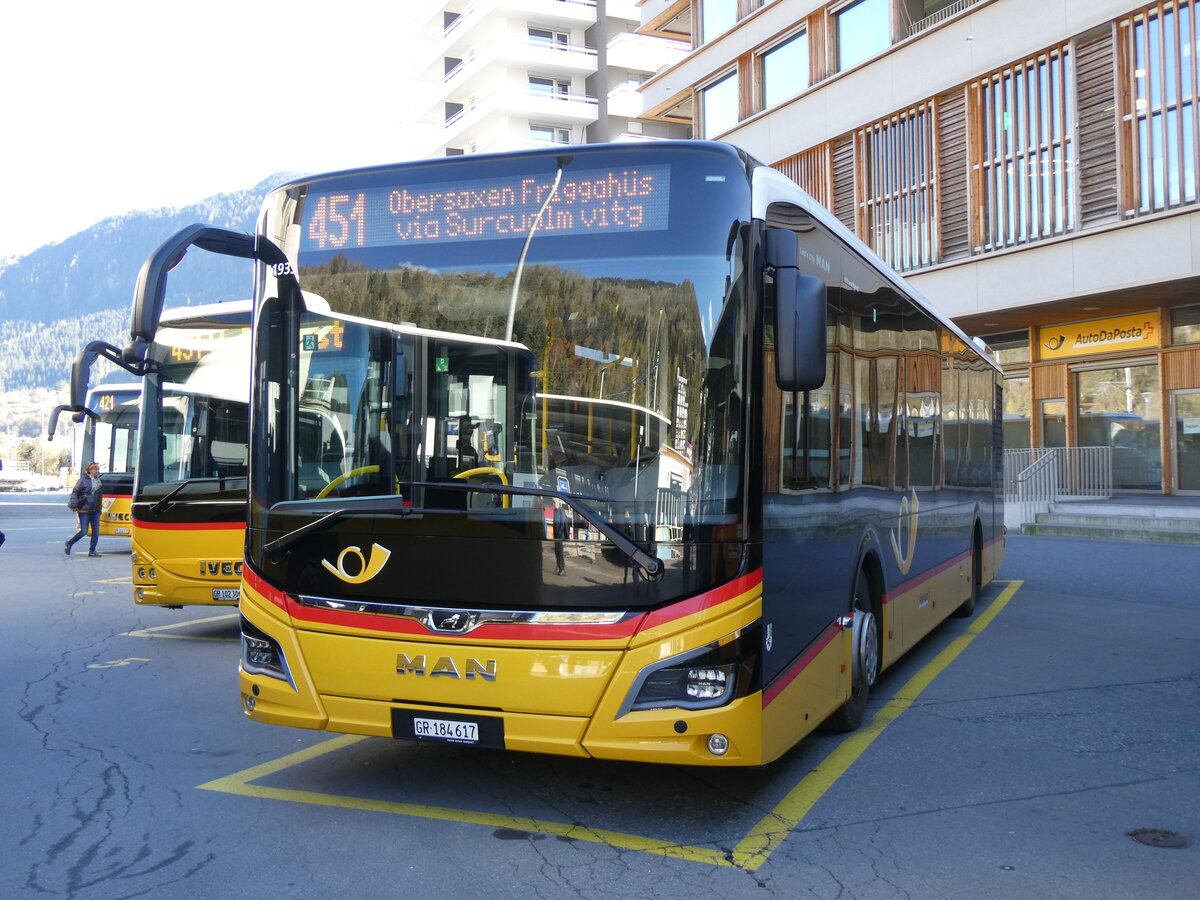 (268'833) - PostAuto Graubnden - GR 184'617/PID 11'933 - MAN am 29. Oktober 2024 beim Bahnhof Ilanz