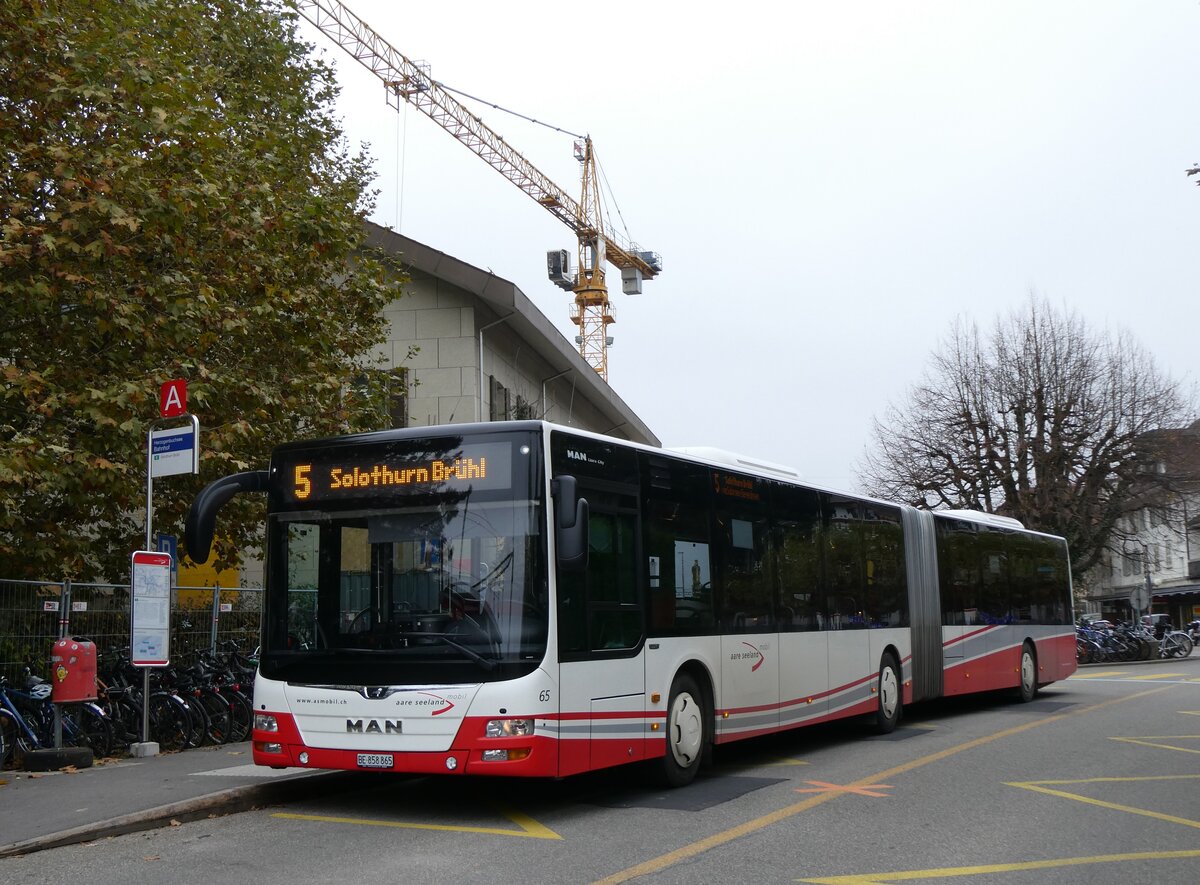 (268'849) - ASm Langenthal - Nr. 65/BE 858'865 - MAN am 31. Oktober 2024 beim Bahnhof Herzogenbuchsee