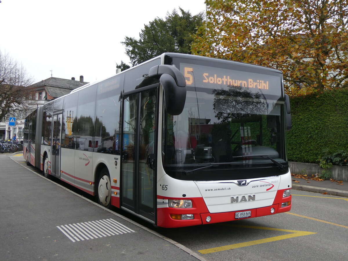 (268'850) - ASm Langenthal - Nr. 65/BE 858'865 - MAN am 31. Oktober 2024 beim Bahnhof Herzogenbuchsee