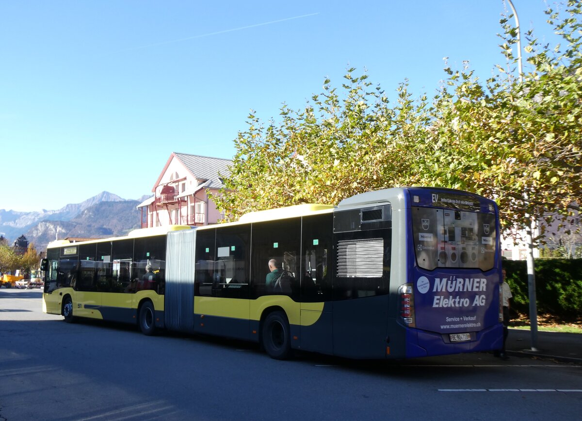 (268'870) - STI Thun - Nr. 718/BE 904'718 - Mercedes am 1. November 2024 beim Bahnhof Meiringen