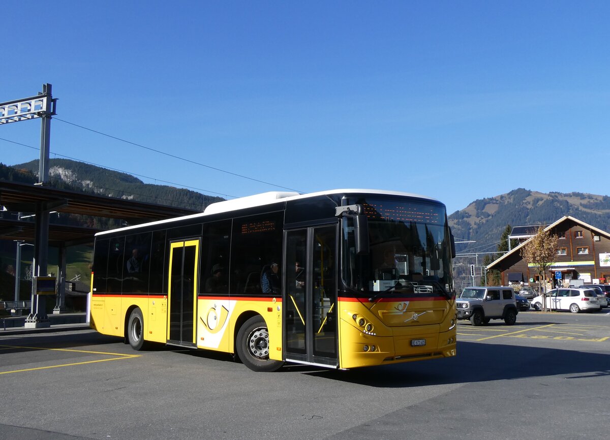 (268'970) - Kbli, Gstaad - BE 671'405/PID 11'459 - Volvo (ex BE 21'779) am 7. November 2024 beim Bahnhof Gstaad