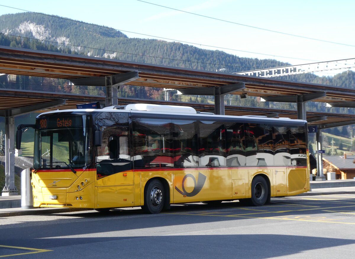 (268'979) - Kbli, Gstaad - BE 235'726/PID 10'535 - Volvo am 7. November 2024 beim Bahnhof Gstaad