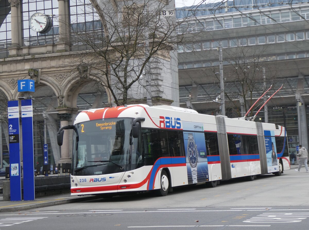 (269'025) - VBL Luzern - Nr. 238 - Hess/Hess Doppelgelenktrolleybus am 9. November 2024 beim Bahnhof Luzern