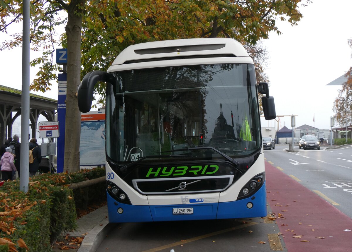 (269'027) - VBL Luzern - Nr. 80/LU 250'396 - Volvo am 9. November 2024 beim Bahnhof Luzern