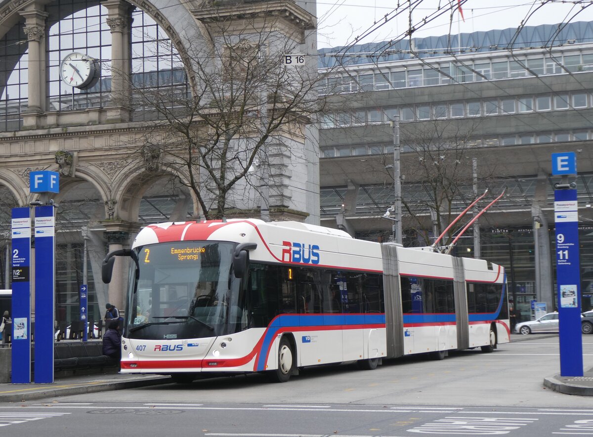 (269'030) - VBL Luzern - Nr. 407 - Hess/Hess Doppelgelenktrolleybus am 9. November 2024 beim Bahnhof Luzern