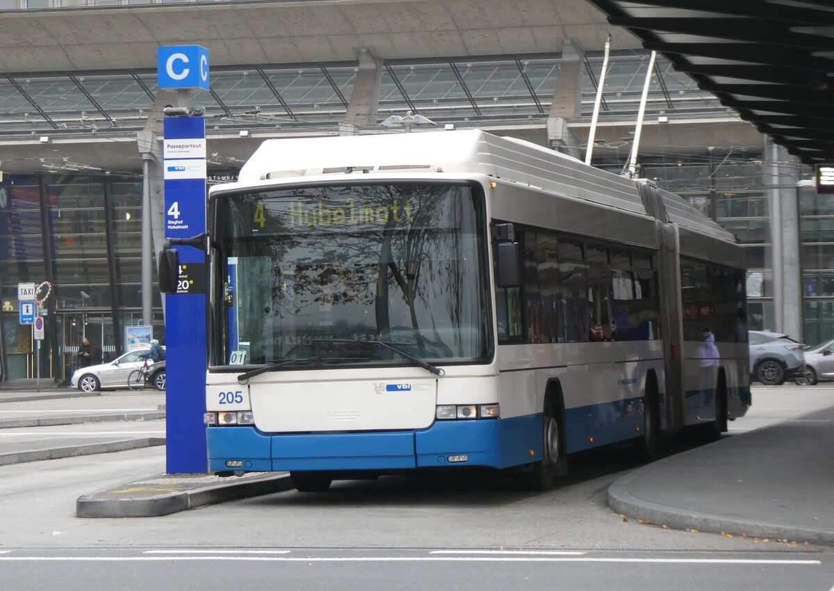 (269'031) - VBL Luzern - Nr. 205 - Hess/Hess Gelenktrolleybus am 9. November 2024 beim Bahnhof Luzern