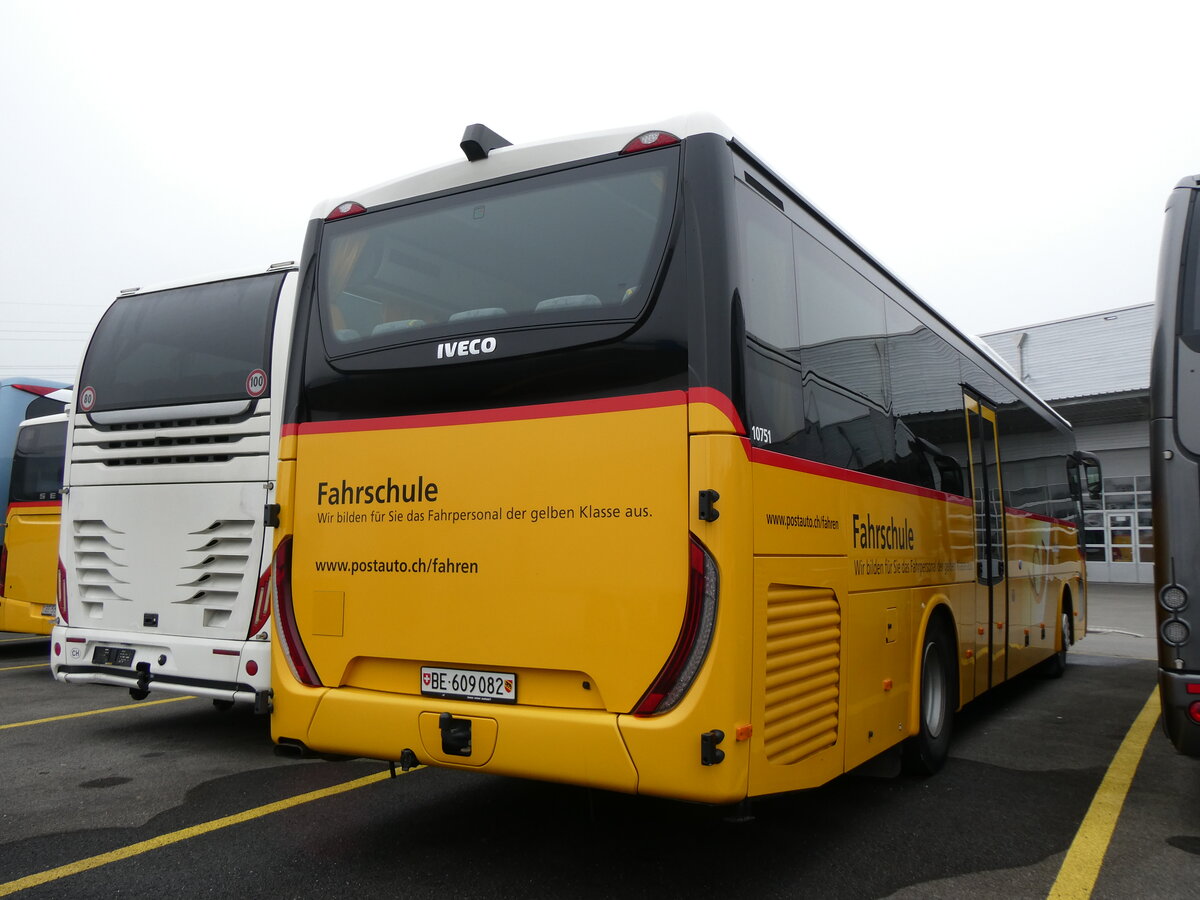 (269'118) - PostAuto Bern - BE 609'082/PID 10'751 - Iveco am 10. November 2024 in Kerzers, Interbus