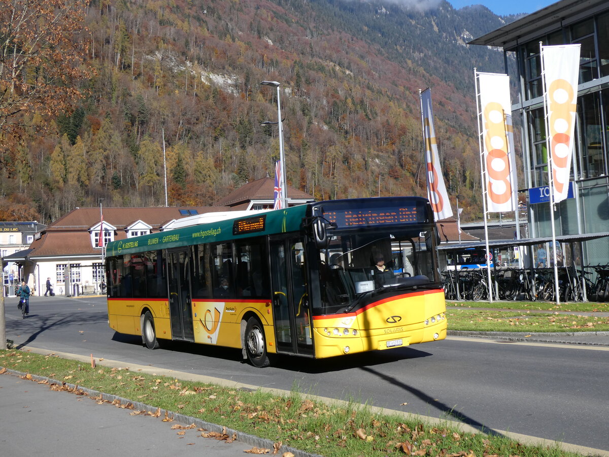 (269'179) - PostAuto Bern - BE 610'538/PID 5071 - Solaris am 14. November 2024 beim Bahnhof Interlaken Ost