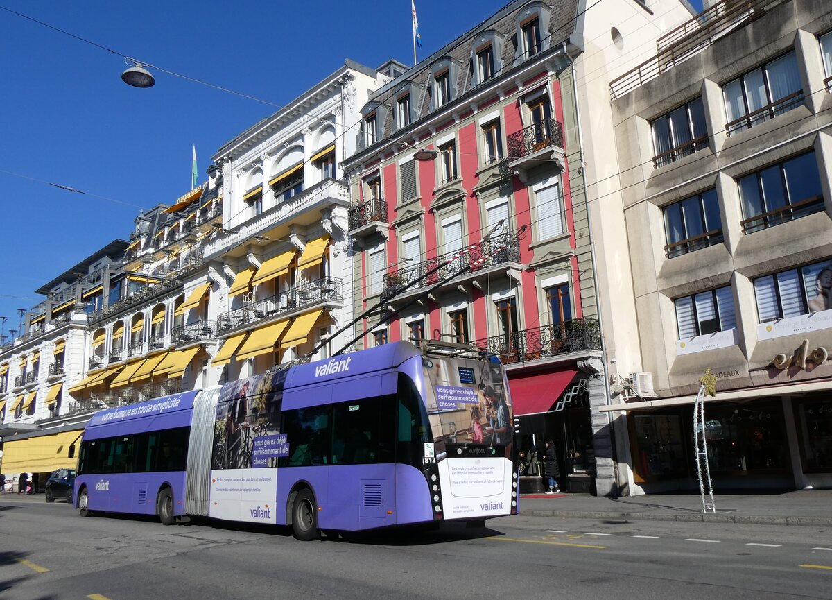 (269'210) - VMCV Clarens - Nr. 812 - Van Hool Gelenktrolleybus am 16. November 2024 in Montreux, Dbarcadre