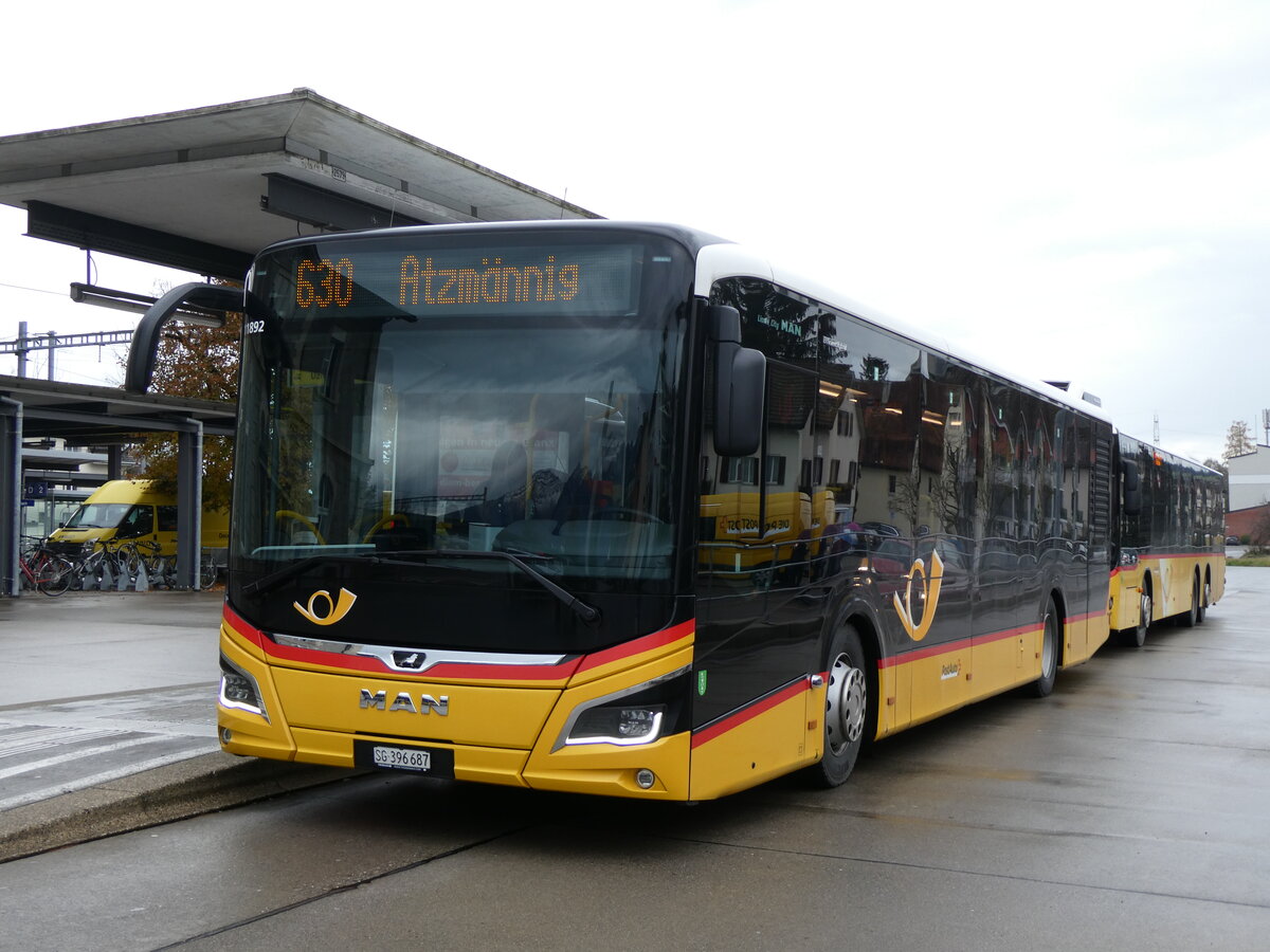 (269'279) - PostAuto Ostschweiz - SG 396'687/PID 11'892 - MAN am 19. November 2024 beim Bahnhof Uznach