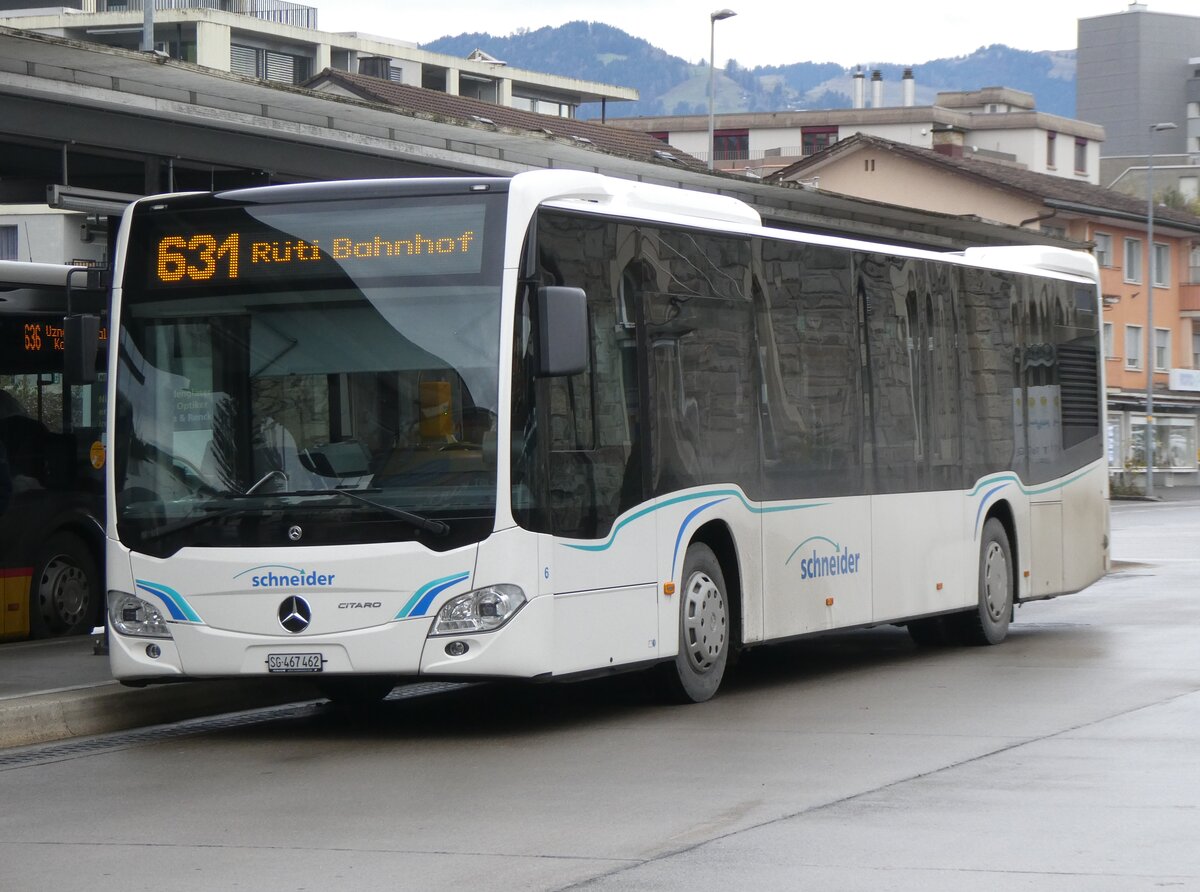 (269'285) - Schneider, Ermenswil - Nr. 6/SG 467'462 - Mercedes am 19. November 2024 beim Bahnhof Uznach 