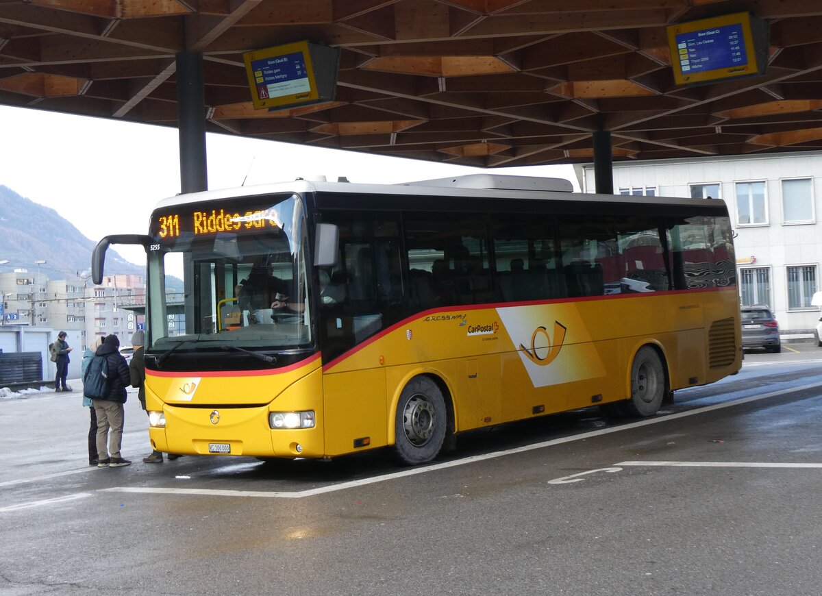 (269'431) - PostAuto Wallis - Nr. 12/VS 106'000/PID 5255 - Irisbus (ex Theytaz, Sion) am 29. November 2024 beim Bahnhof Sion