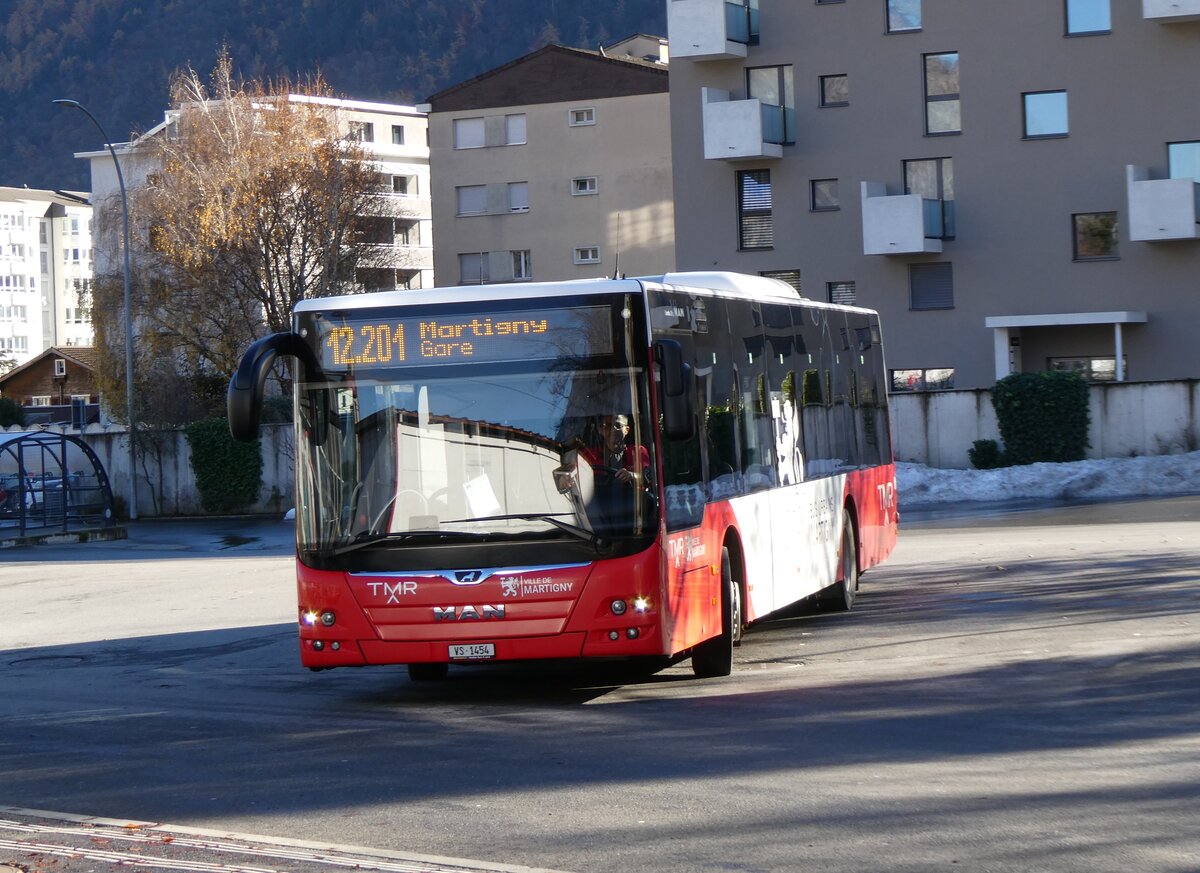 (269'452) - TMR Martigny - Nr. 154/VS 1454 - MAN am 29. November 2024 beim Bahnhof Martigny