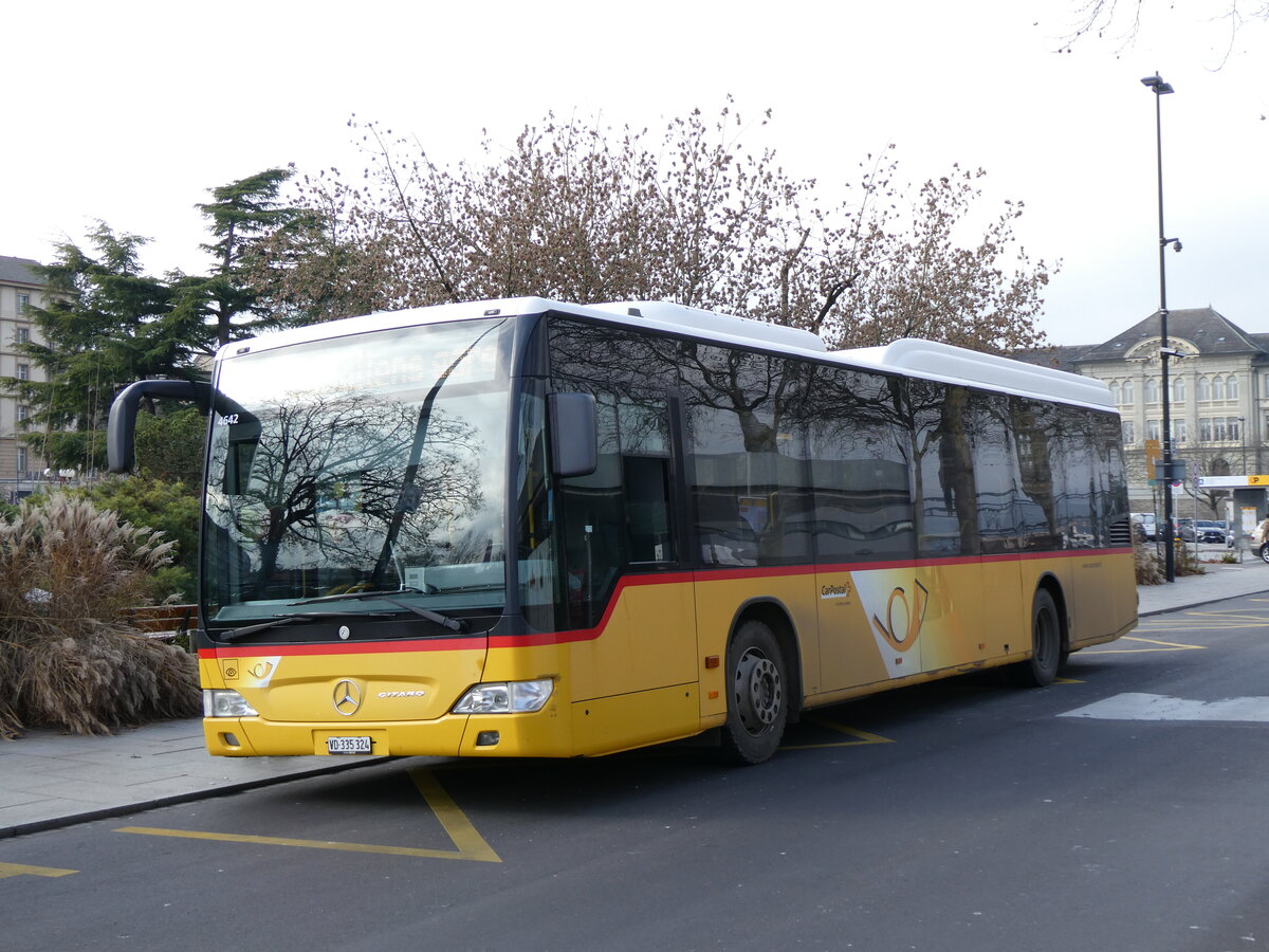 (269'484) - CarPostal Ouest - VD 335'324/PID 4642 - Mercedes am 30. November 2024 beim Bahnhof Yverdon