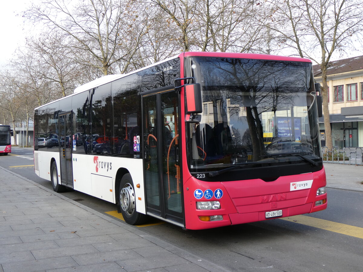 (269'489) - TRAVYS Yverdon - Nr. 223/VD 486'500 - MAN am 30. November 2024 beim Bahnhof Yverdon