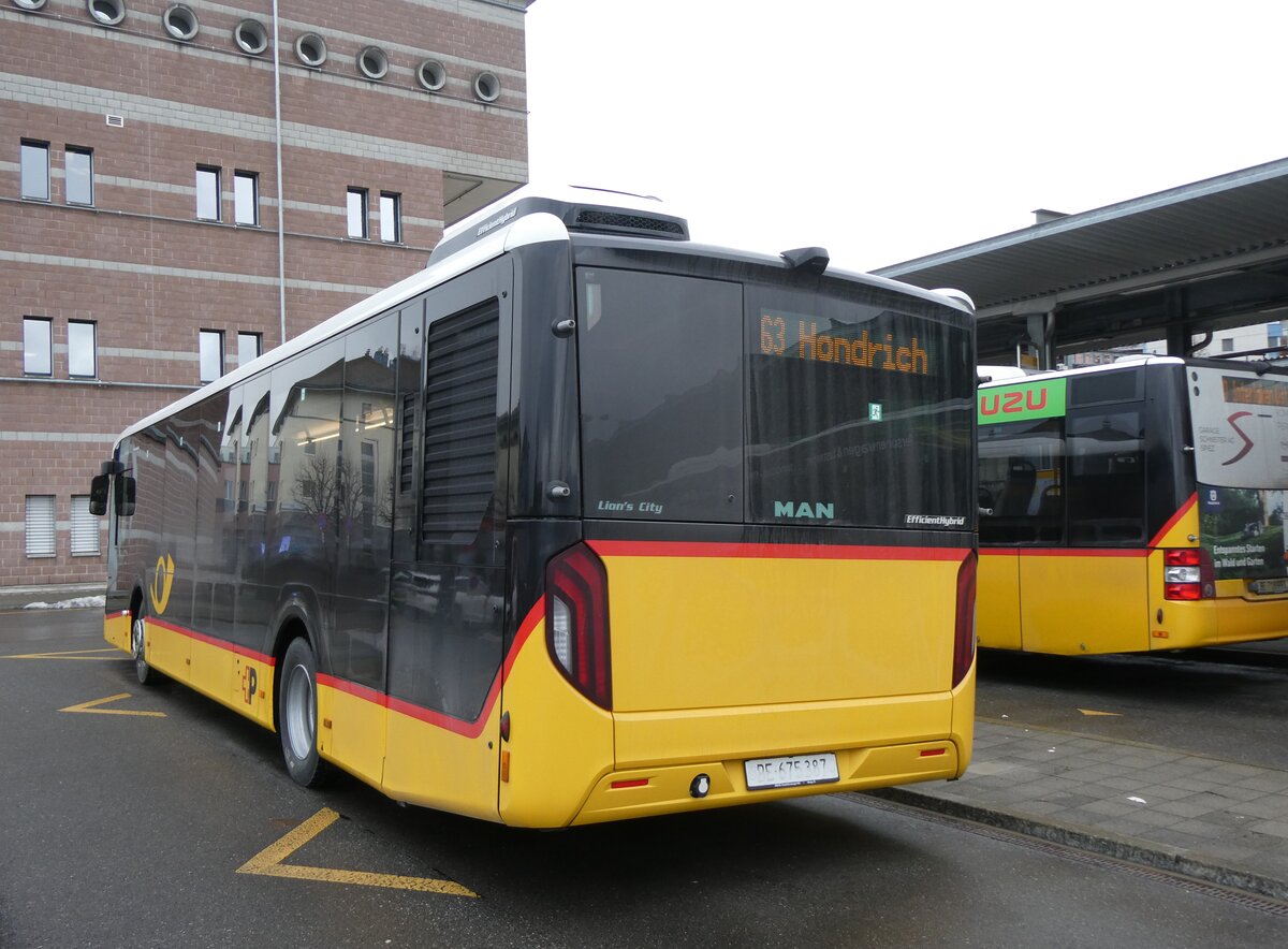 (269'721) - PostAuto Bern - BE 675'387/PID 12'066 - MAN am 9. Dezember 2024 beim Bahnhof Spiez