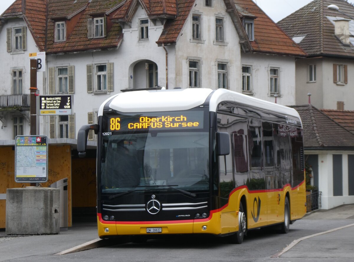 (269'770) - Hfliger, Sursee - Nr. 37/OW 16'637/PID 12'021 - eMercedes (ex vermietet an PostAuto Zentralschweiz Nr. 537) am 10. Dezember 2024 beim Bahnhof Sursee