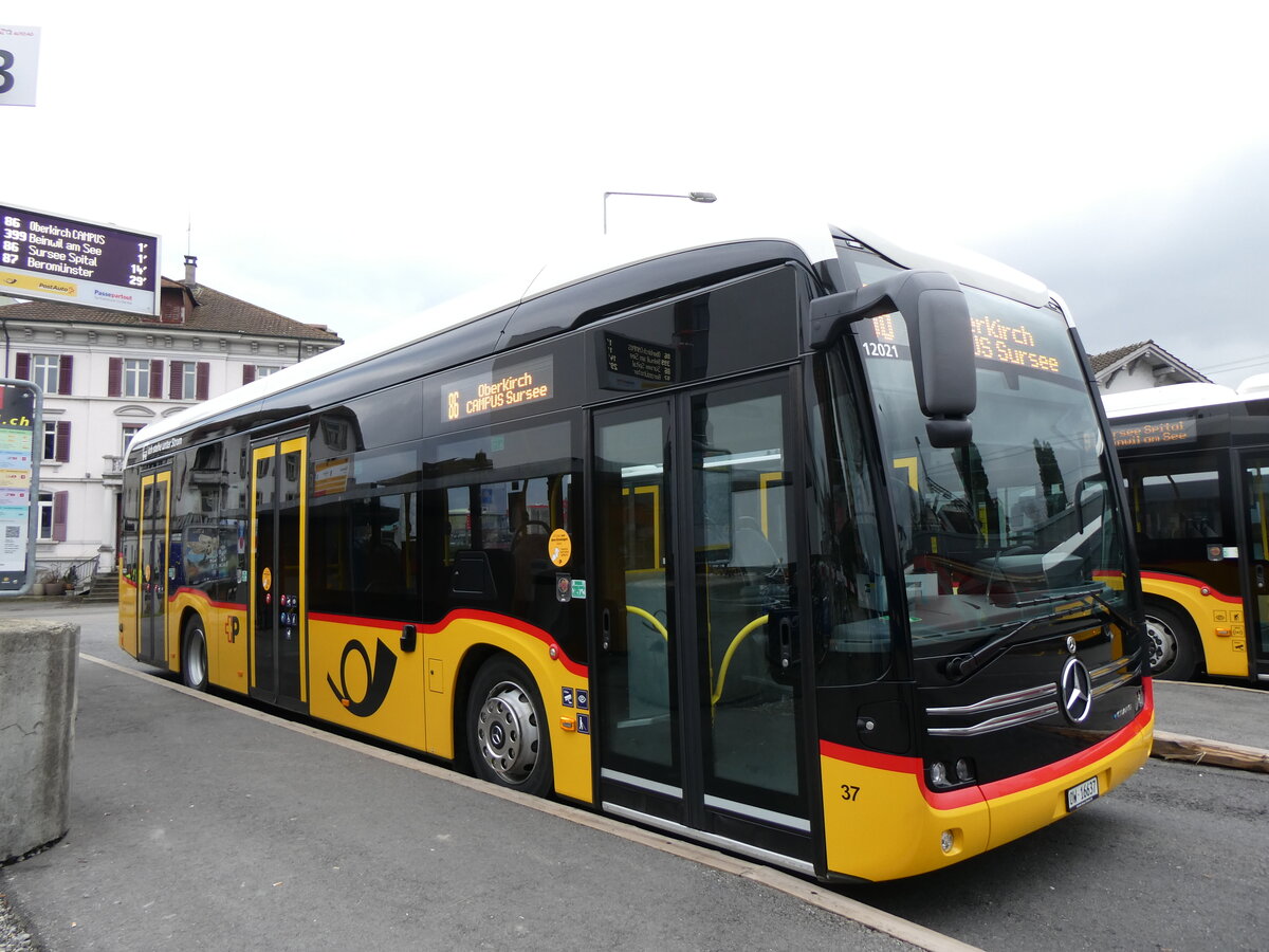 (269'772) - Hfliger, Sursee - Nr. 37/OW 16'637/PID 12'021 - eMercedes (ex vermietet an PostAuto Zentralschweiz Nr. 537) am 10. Dezember 2024 beim Bahnhof Sursee