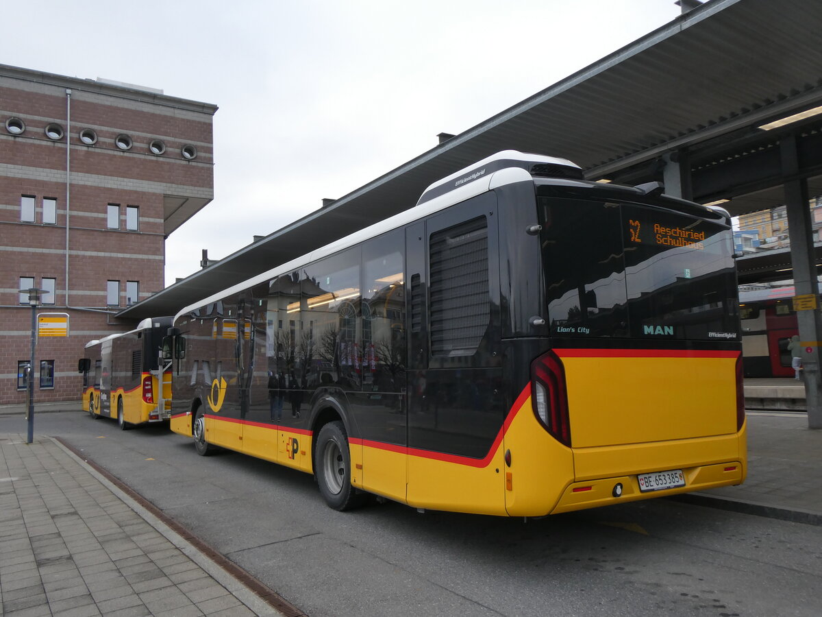 (269'799) - PostAuto Bern - BE 653'385/PID 12'064 - MAN am 11. Dezember 2024 beim Bahnhof Spiez