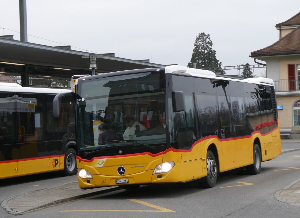 (269'802) - PostAuto Bern - BE 653'383/PID 10'169 - Mercedes am 11. Dezember 2024 beim Bahnhof Spiez