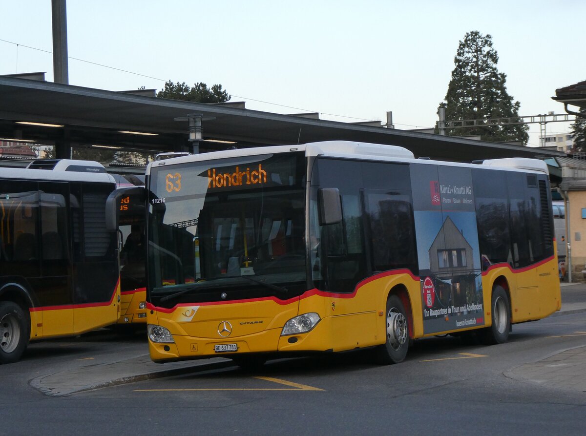 (269'835) - PostAuto Bern - BE 637'781/PID 11'216 - Mercedes am 13. Dezember 2024 beim Bahnhof Spiez