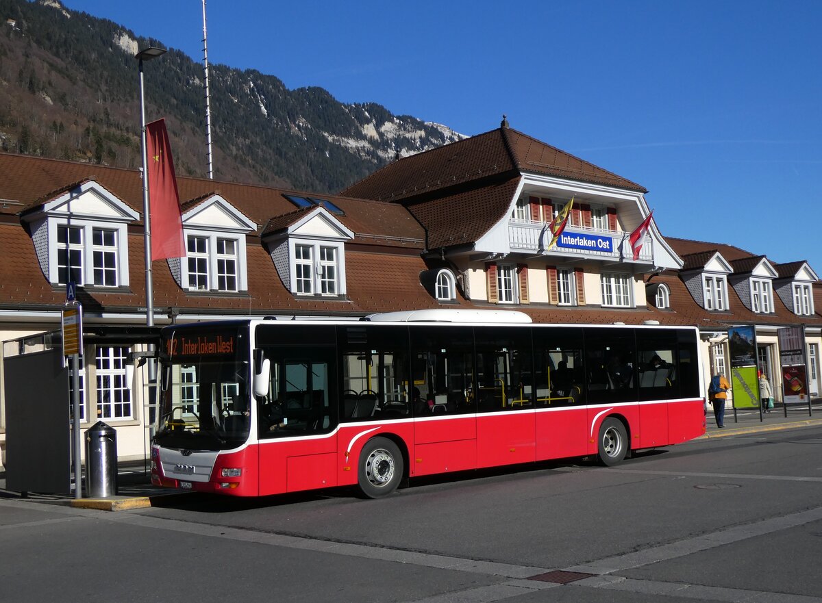 (269'911) - PostAuto Bern - BE 654'090/PID 12'33? - MAN (ex A-Wien) am 16. Dezember 2024 beim Bahnhof Interlaken Ost