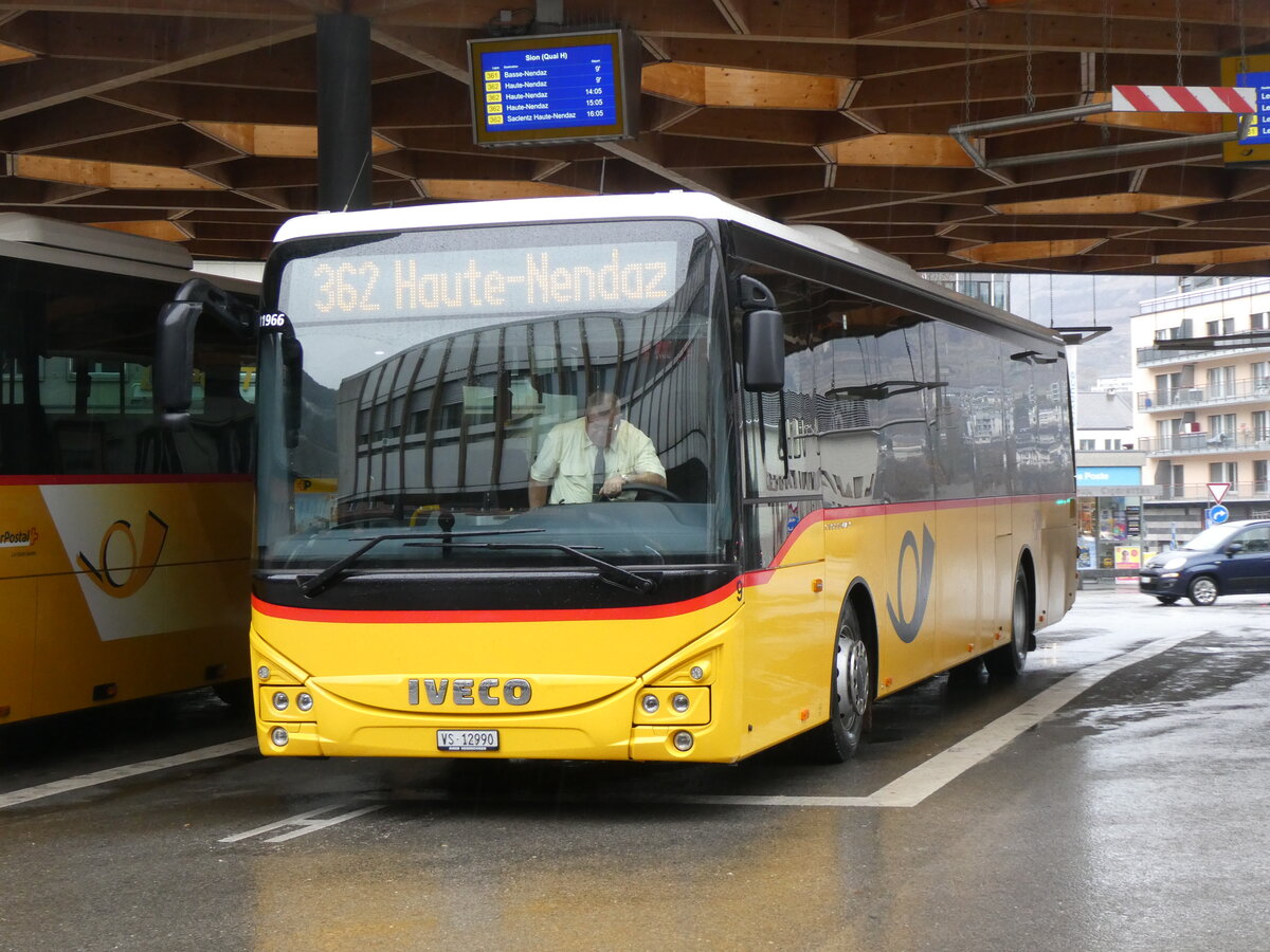 (269'991) - Lathion, Sion - Nr. 9/VS 12'990/PID 11'966 - Iveco am 19. Dezember 2024 beim Bahnhof Sion