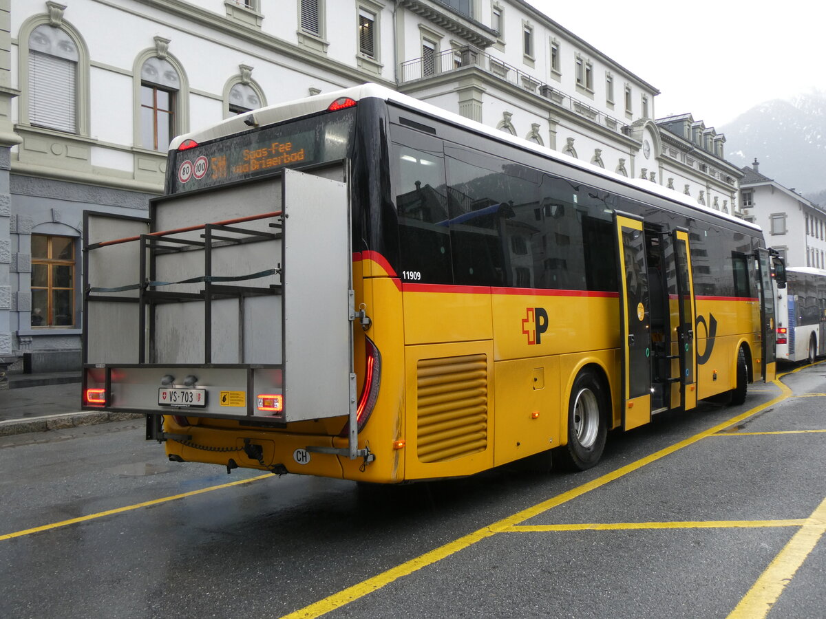 (270'009) - PostAuto Wallis - VS 703/PID 11'909 - Iveco am 19. Dezember 2024 beim Bahnhof Brig