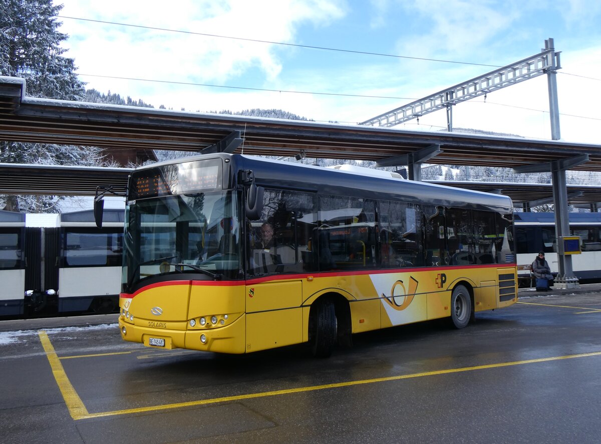 (270'047) - PostAuto Bern - Nr. 11'113/BE 745'481/PID 11'113 - Solaris (ex Nr. 481) am 21. Dezember 2024 beim Bahnhof Gstaad