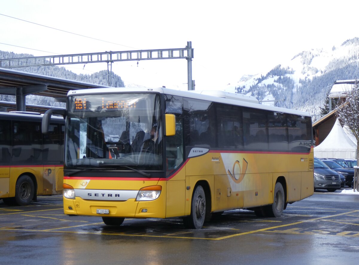 (270'048) - Kbli, Gstaad - Nr. 3/BE 330'862/PID 4535 - Setra am 21. Dezember 2024 beim Bahnhof Gstaad