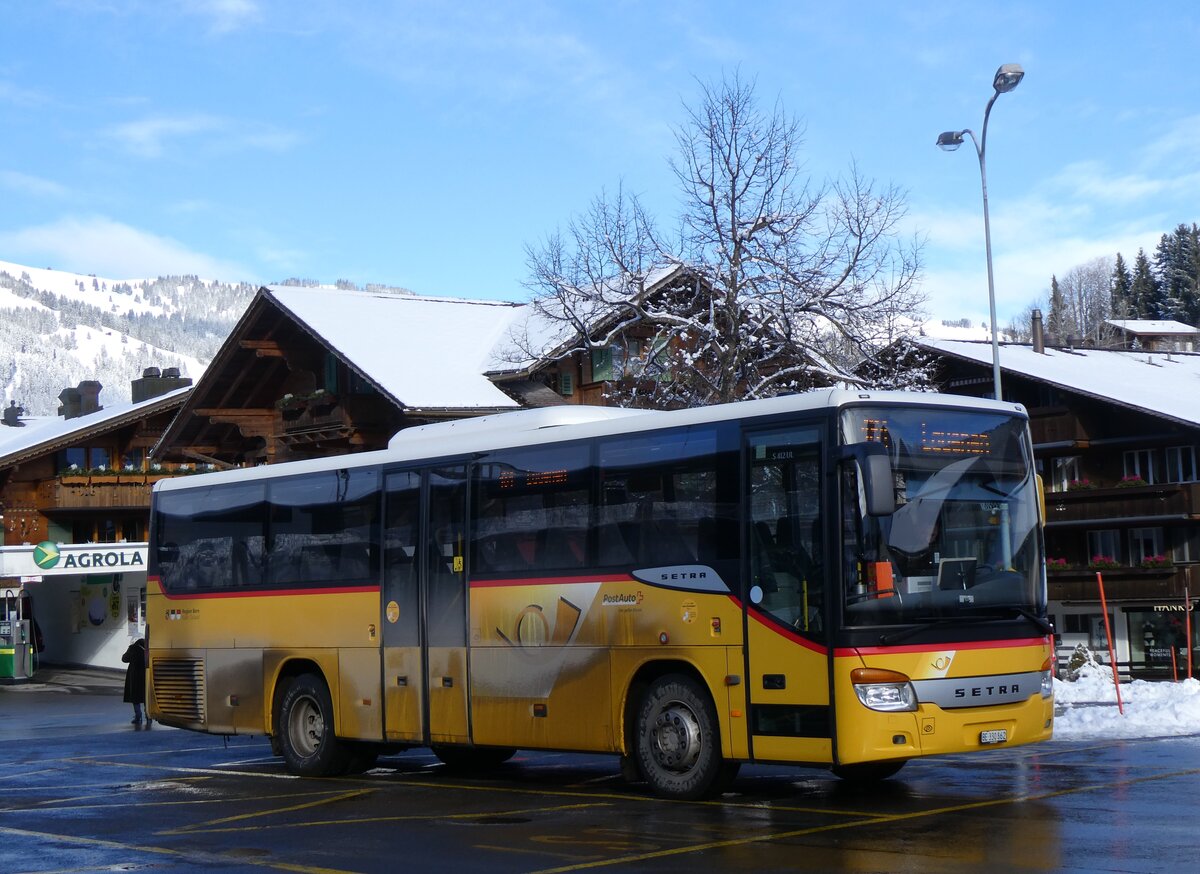 (270'056) - Kbli, Gstaad - Nr. 3/BE 330'862/PID 4535 - Setra am 21. Dezember 2024 beim Bahnhof Gstaad